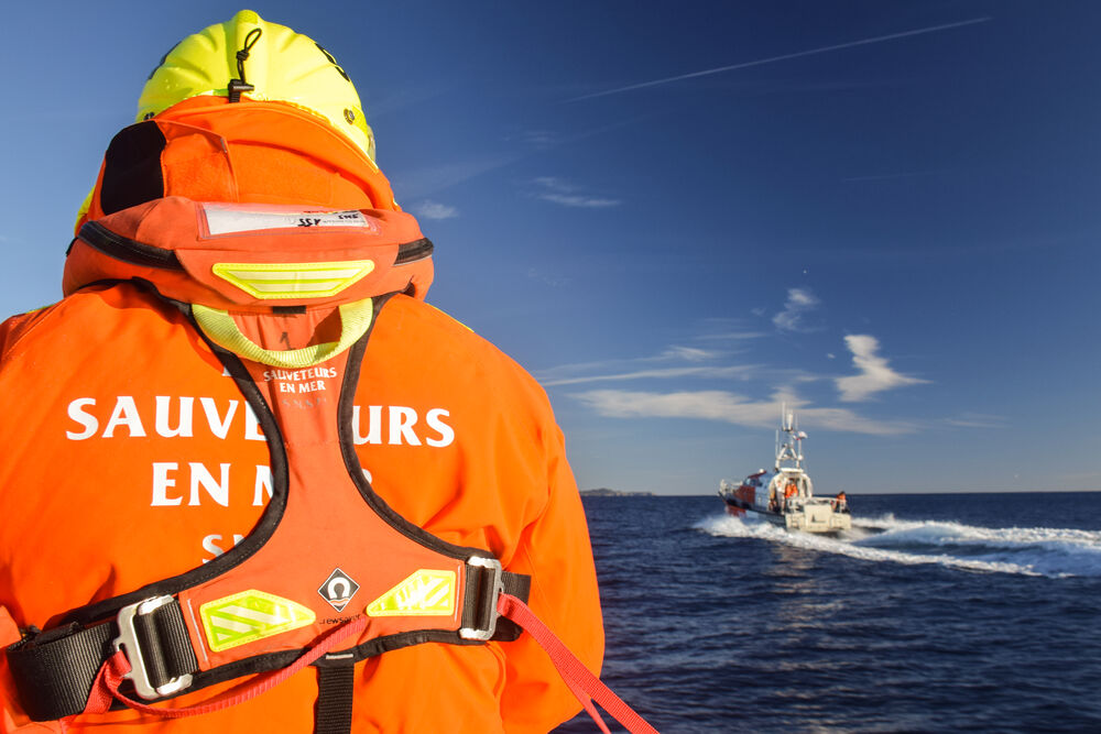Homme posant de dos face à la mer