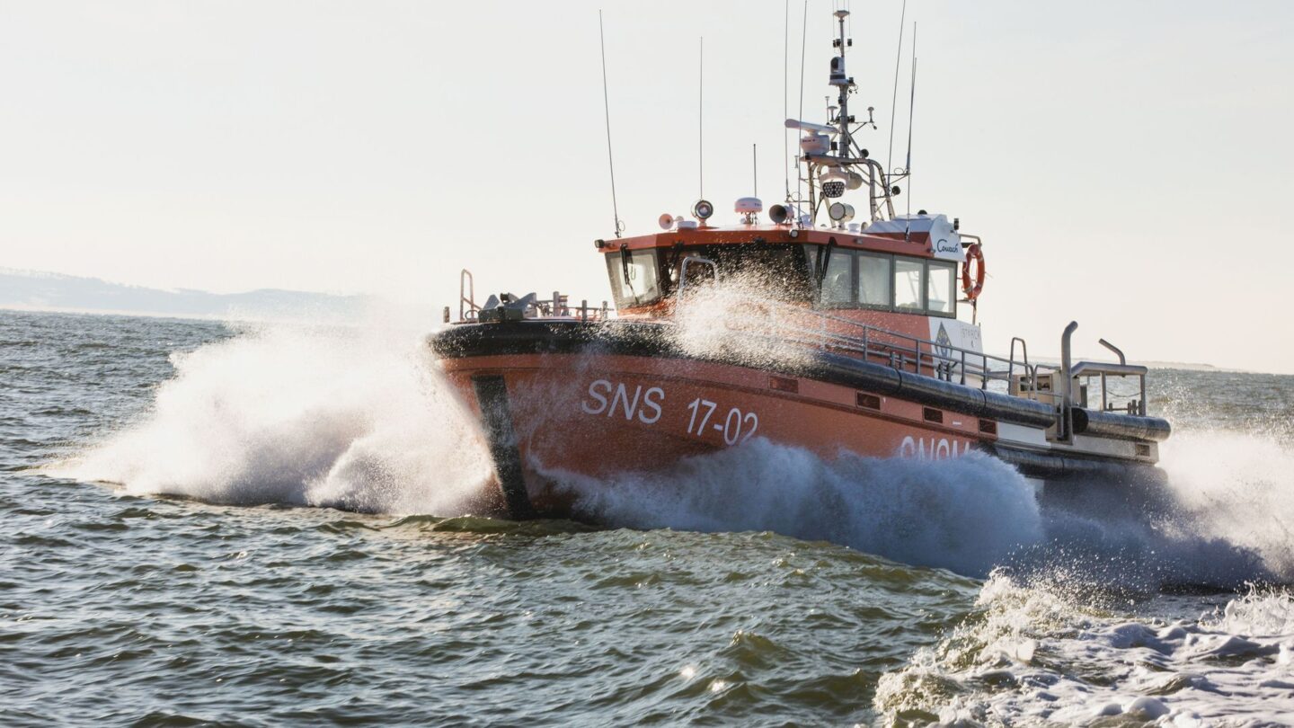 Canot Tous Temps de la SNSM en mer dans les vagues.