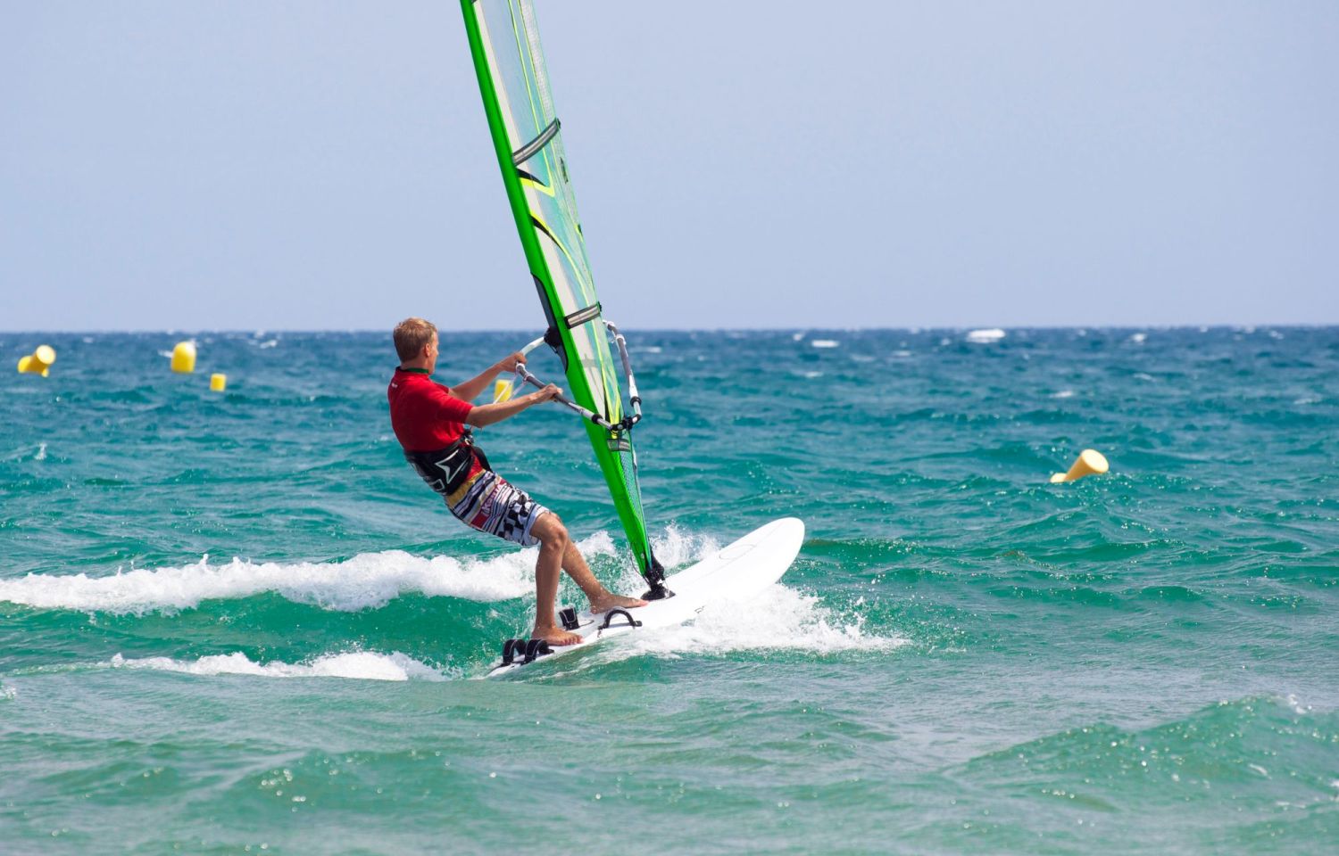 Planche à voile Pratiquant de planche à voile sur la mer