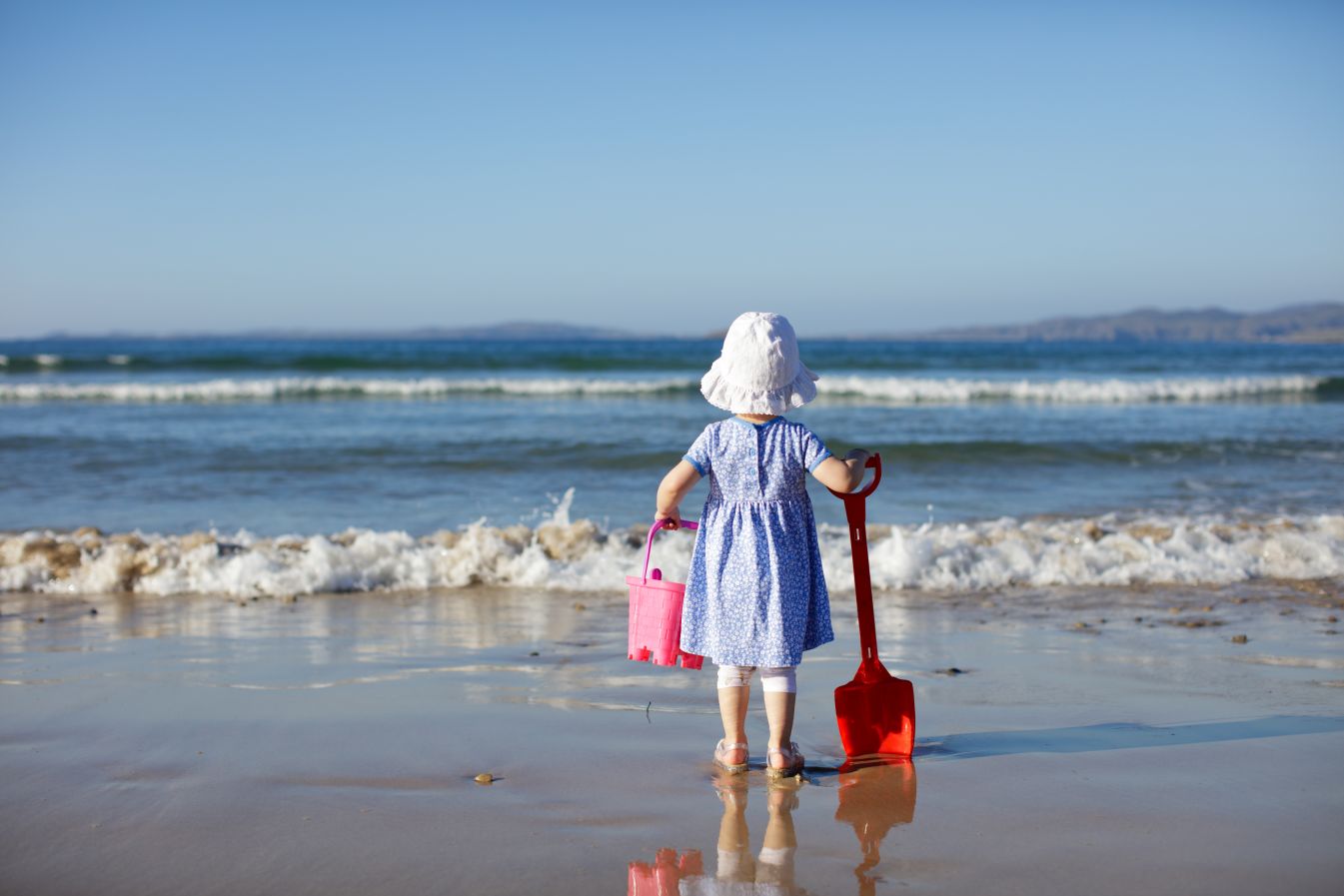 Un enfant sur la plage. Suivez les conseils de la SNSM pour passer des vacances à la mer en sécurité Un enfant sur la plage. Suivez les conseils de la SNSM pour passer des vacances à la mer en sécurité